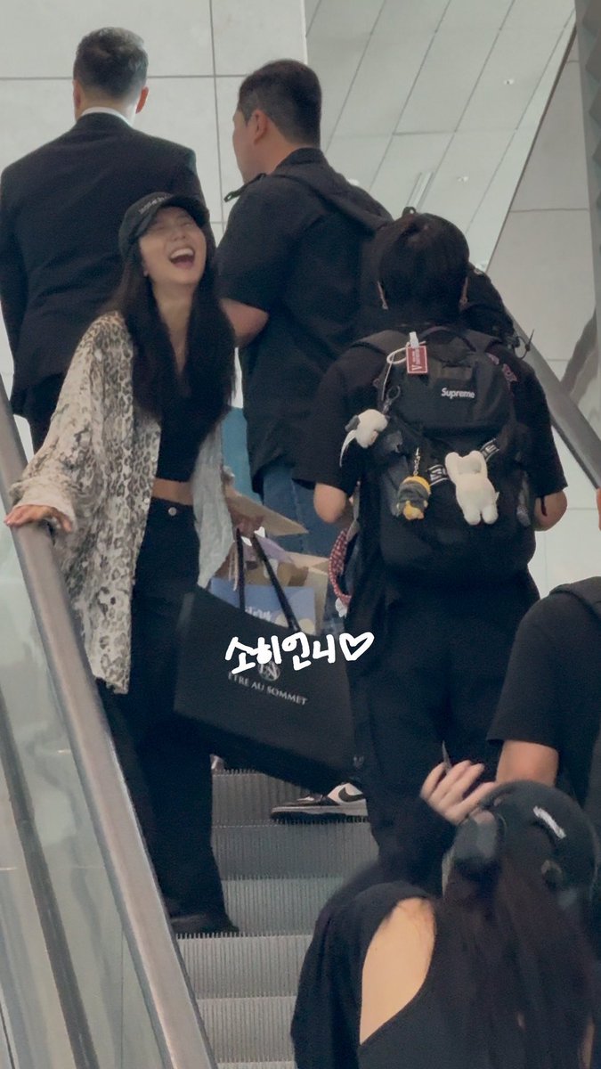 not jisoo laughing at jennie saying goodbye to each other when they’re only three steps apart 😭😭😭