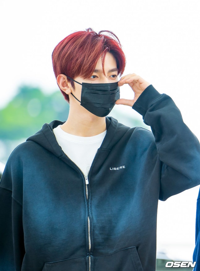 ジャンハオ着用　黒　長袖Tシャツ　ZEROBASEONE zhanghao 章昊 ジャンハオ着用 黒 長袖Tシャツ ZEROBASEONE zhanghao 章昊