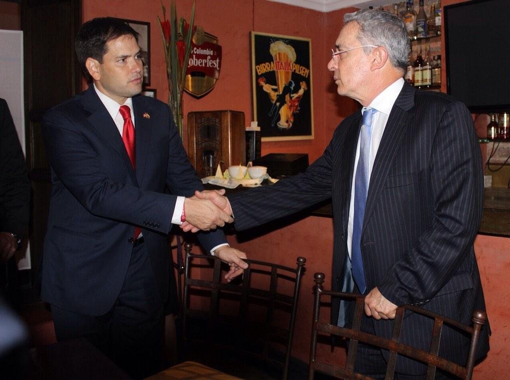 Carl Arthur King (@carlarthurking) on Twitter photo El cuñado de Marco Rubio, Orlando Cicilia, fue condenado en 1989 por tráfico de cocaína desde Colombia a EE.UU., cumpliendo ~12 años de prisión.
¿Ahora entienden por qué es TAN amiguis de URIBE y porqué teme que vaya preso?
Si Uribe cae, va a delatarlo.
<a href="/SecRubio/">Secretary Marco Rubio</a> <a href="/marcorubio/">Marco Rubio</a> El cuñado de Marco Rubio, Orlando Cicilia, fue condenado en 1989 por tráfico de cocaína desde Colombia a EE.UU., cumpliendo ~12 años de prisión.
¿Ahora entienden por qué es TAN amiguis de URIBE y porqué teme que vaya preso?
Si Uribe cae, va a delatarlo.
<a href="/SecRubio/">Secretary Marco Rubio</a> <a href="/marcorubio/">Marco Rubio</a>