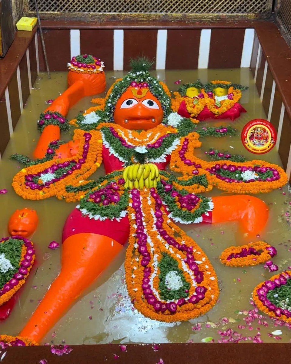 Ganga Jal Shayan Darshan 🙏🚩

This time in the rainy season, for the third time, the divine decoration darshan of Lord Shri Ram's supreme devotee Shri Bade Hanuman Ji Maharaj Prayagraj. 🚩
 
 Jai Shri Ram 🙏