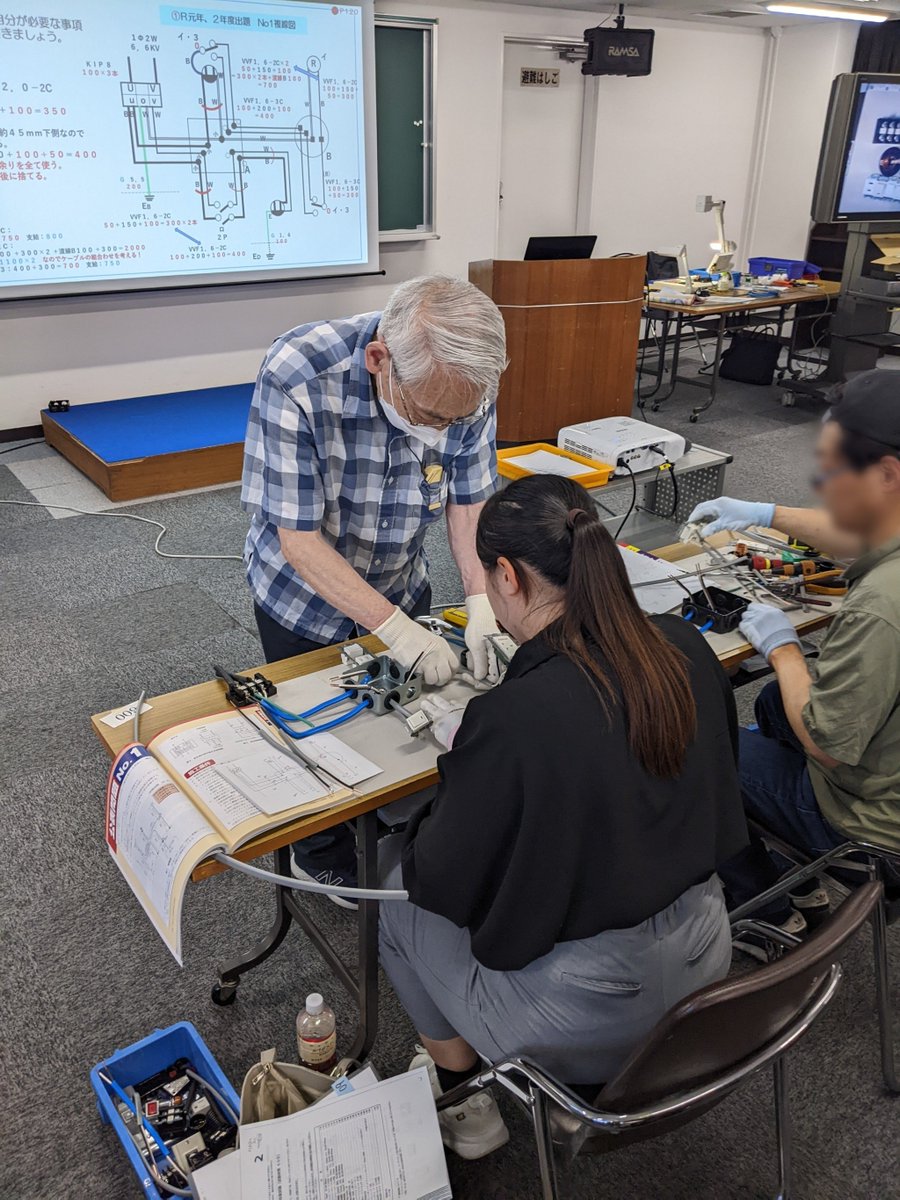 7月5日の第一種電気工事士技能試験に向けた受験対策講習会を行いました。試験センターの公表問題10問すべてを実習しました。変圧器の結線もV結線やΔ結線などさまざまで、加えてＢ種接地工事の施工、高圧受電設備の施工と出題範囲も非常に幅広くなっています。 #第一種電気工事士技能試験  #電気工事士