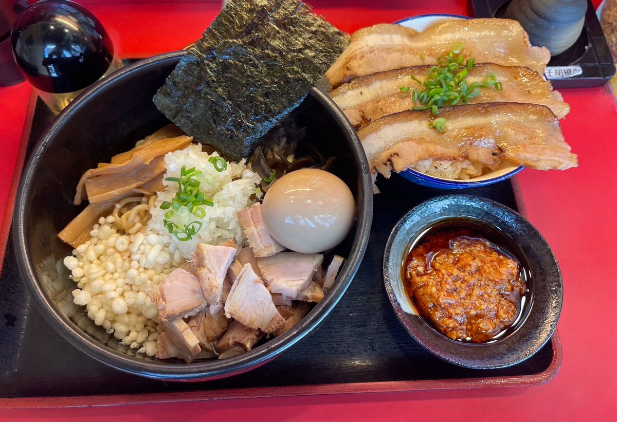 リニューアル準備中　ラーメン屋

居抜きで買取300万
設備交換100万
厨房床解体、配管更新、防水工事100万円
店舗契約、許認可取得諸々100万円

なんだかんだ、居抜きで、自社で工事したり、かなり設備も安く仕入れてもこれくらいはかかった