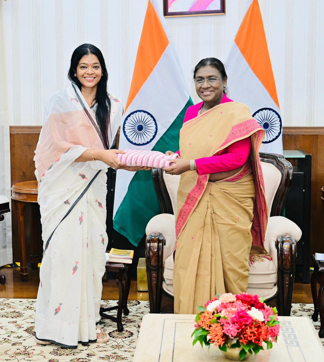 आज महामहिम से मिलने का अवसर प्राप्त हुआ । उनसे मिल कर, और आदिवासी समाज के लिए उनके मार्गदर्शन पा कर गौरवान्वित हुई 

मैंने रूढ़िजन्य आदिवासी समाज के परंपरा के संरक्षण हेतु दस्तावेजीकरण के प्रस्ताव को प्रस्तुत किया । और इस विषय पर महामहिम के मार्गदर्शन का अनुरोध किया ।

महामहिम ने