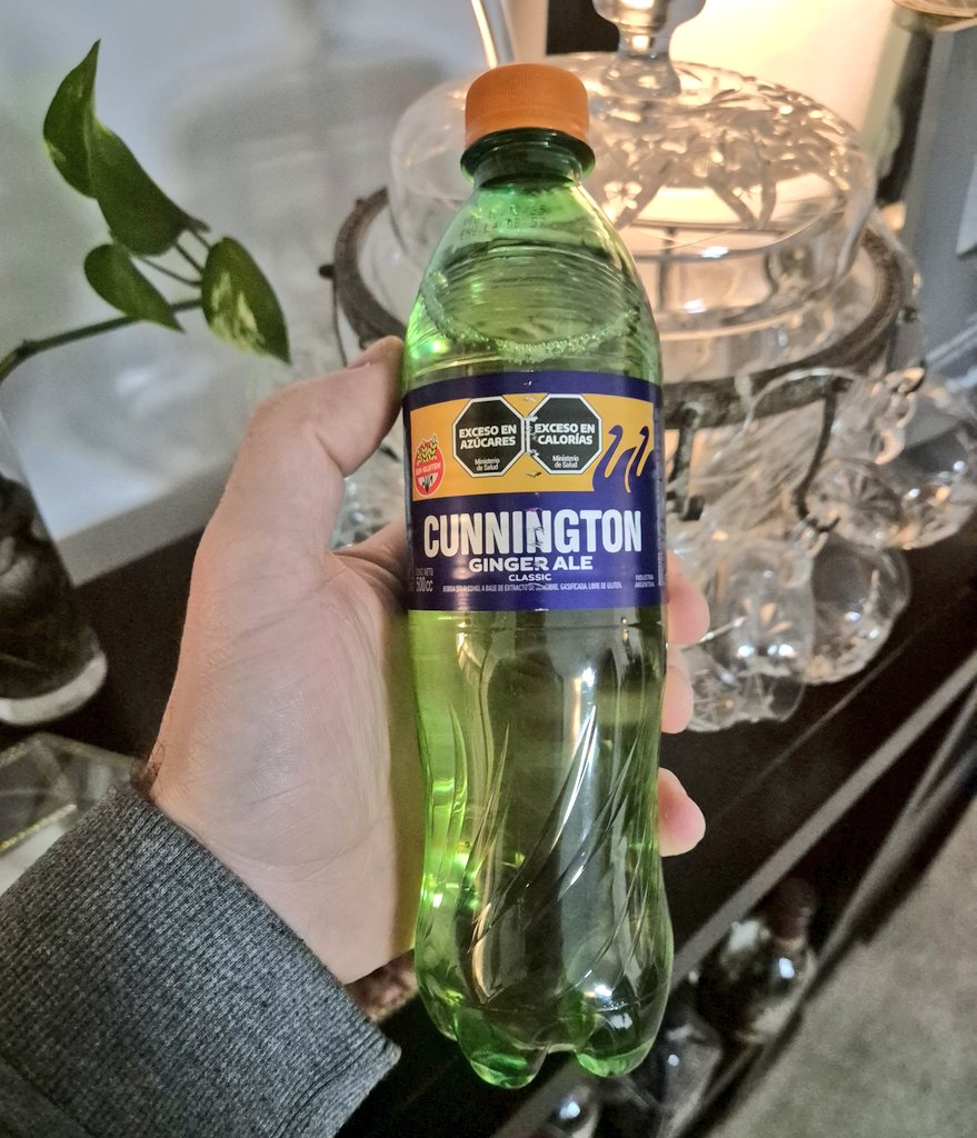 Después de tanto desearlo, Cunnington saco la ginger ale de medio litro.

Ideal para hacer cócteles y que no se termine el gas.