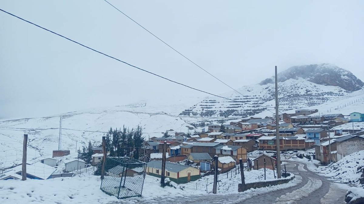 En la Costa hubo vientos y tormenta de arena; en la Sierra llovió, lo que no es habitual en esta temporada.
Según <a href="/Senamhiperu/">Senamhi</a>, habrá una ola de frío hasta el domingo con temperaturas mínimas de -5 a 3 200 metros de altitud y -17 a más de 4 000. También nevará.