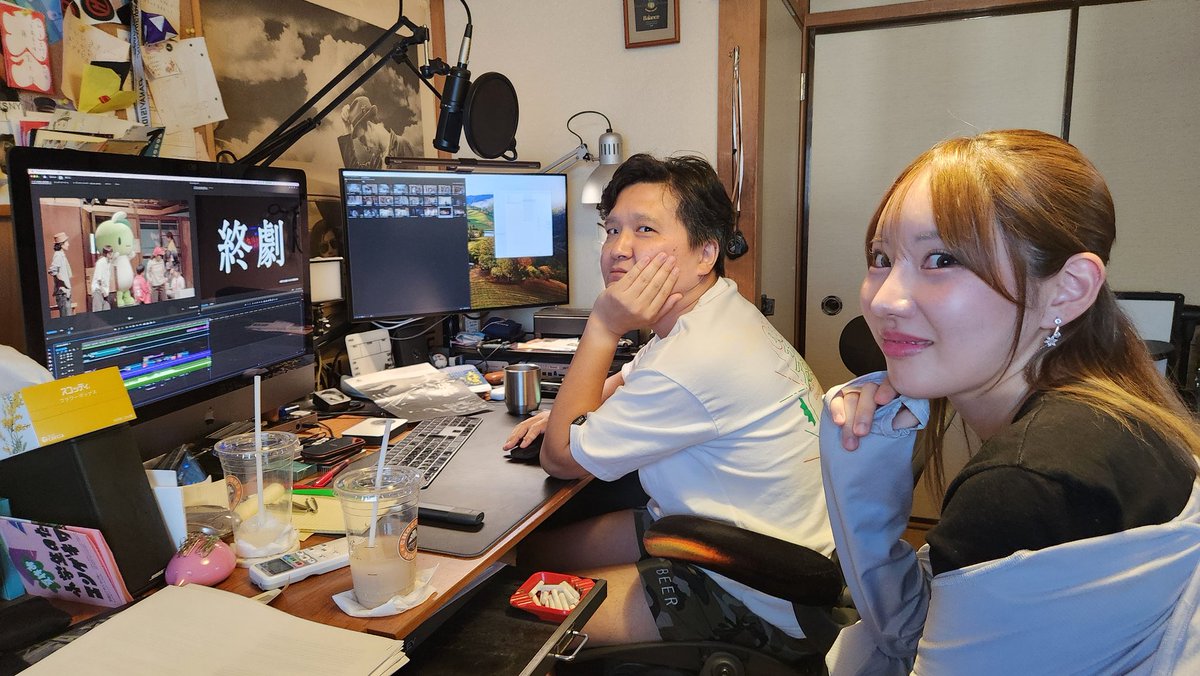 小豆島公演「大女優と七人の三文役者」のクラファンリターンにある舞台動画の編集が細かい修正はあるにしろ1通り終わりました！！写真は編集してくれてる藤監督と編集除きに来た出演してる武田蛍さん。
配信までもう少々お待ちくださいませ！