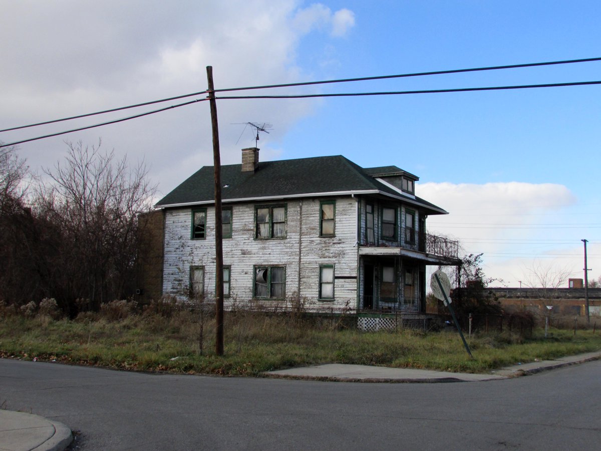 k_fleischhacker's tweet image. around the block. #Detroit2013 #photography