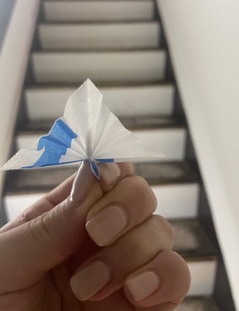 haru_co69's tweet image. おはようございます🌞
昨日、無事初日を迎えて今日2日目です。
とても温かいみなさまに囲まれて幸せです、、。
孔雀を折ってくれました、可愛すぎる🦚💙
#冥途喫茶v
#BOXinBOX
#シアターグリーン