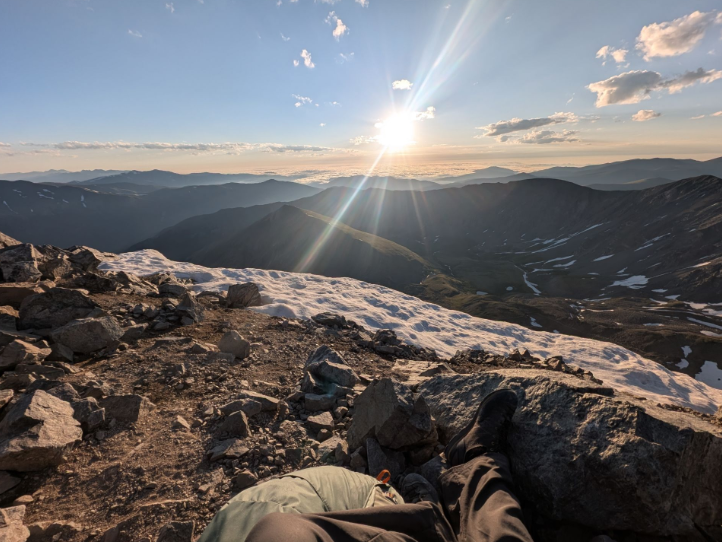 MelsGraybill's tweet image. From @9NEWS viewer Tyler Finney 📸 &quot;The great reward of waking up at 1 a.m. to beat the crowds up the popular Gray and Torrey Peaks.&quot; #cloudinversion
