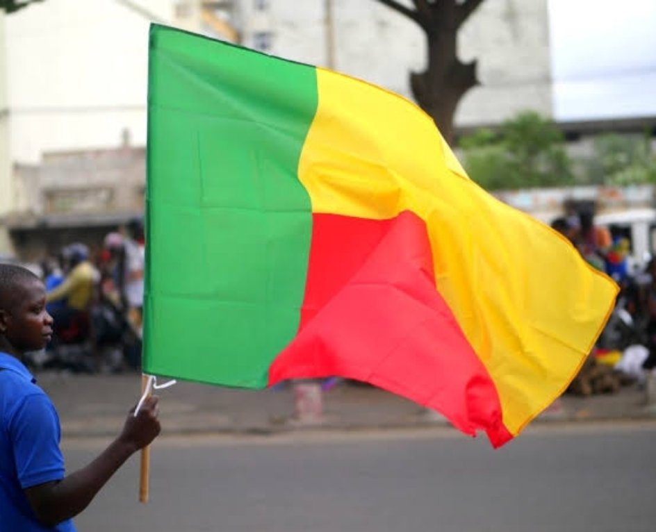 🇧🇯 Le 1er août, nous ne fêtons pas seulement l’accession à l’indépendance du Bénin.
Nous honorons l’âme d’un peuple fier et libre, héritier des royaumes et bâtisseur de son avenir.

Souverain hier, debout aujourd’hui, moteur demain.

Le Bénin est prêt !

Bonne fête à toutes et à