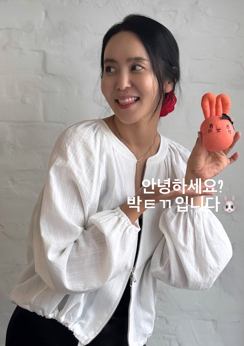 압구정 빵집에 갔는데 언니랑 똑같이 생긴 토끼가 있어서 사다드렸어요.. 토끼 인증샷 너무 귀여움ㅋㅋㅋㅋ 🐰💖