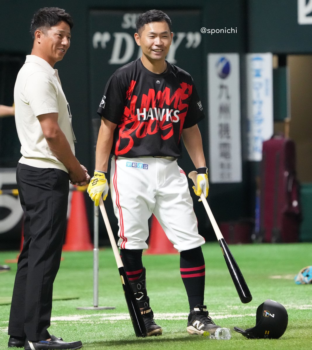 試合前、笑顔を見せる中村選手😄
#sbhawks 
＃中村晃