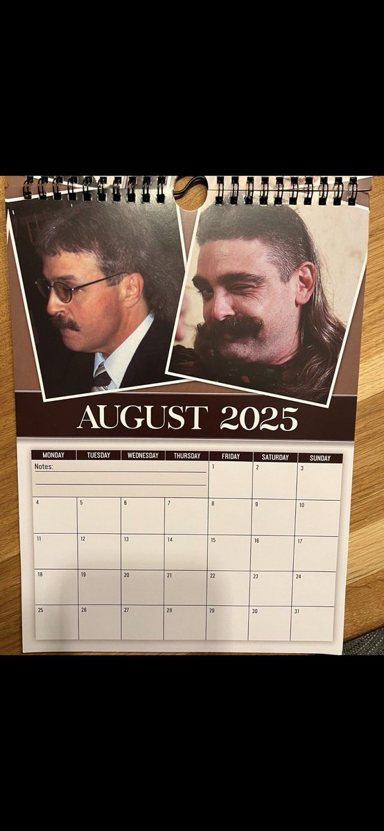 Heiße Bilder an einem kühlem Tag. Das neue Kalenderblatt ist da. Der Antje-Schnauzer, in Kombination mit dem neckischen Augenzwinkern, spricht mich schon sehr an 🥴