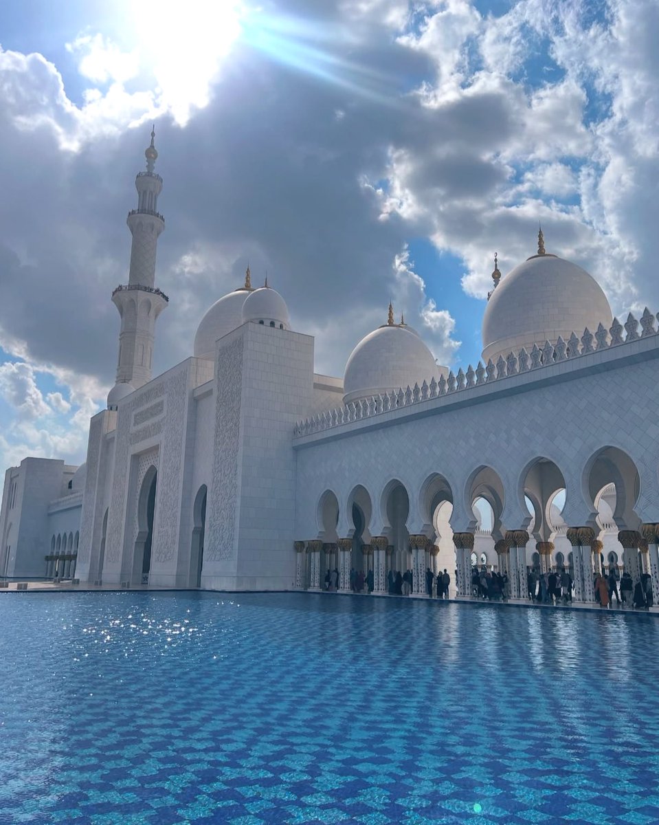 هناك ضجيج في
المساجد والمعابد  ..
وصدى الصلوات يأتي 
من المستشفيات .

#جمعة_مباركة