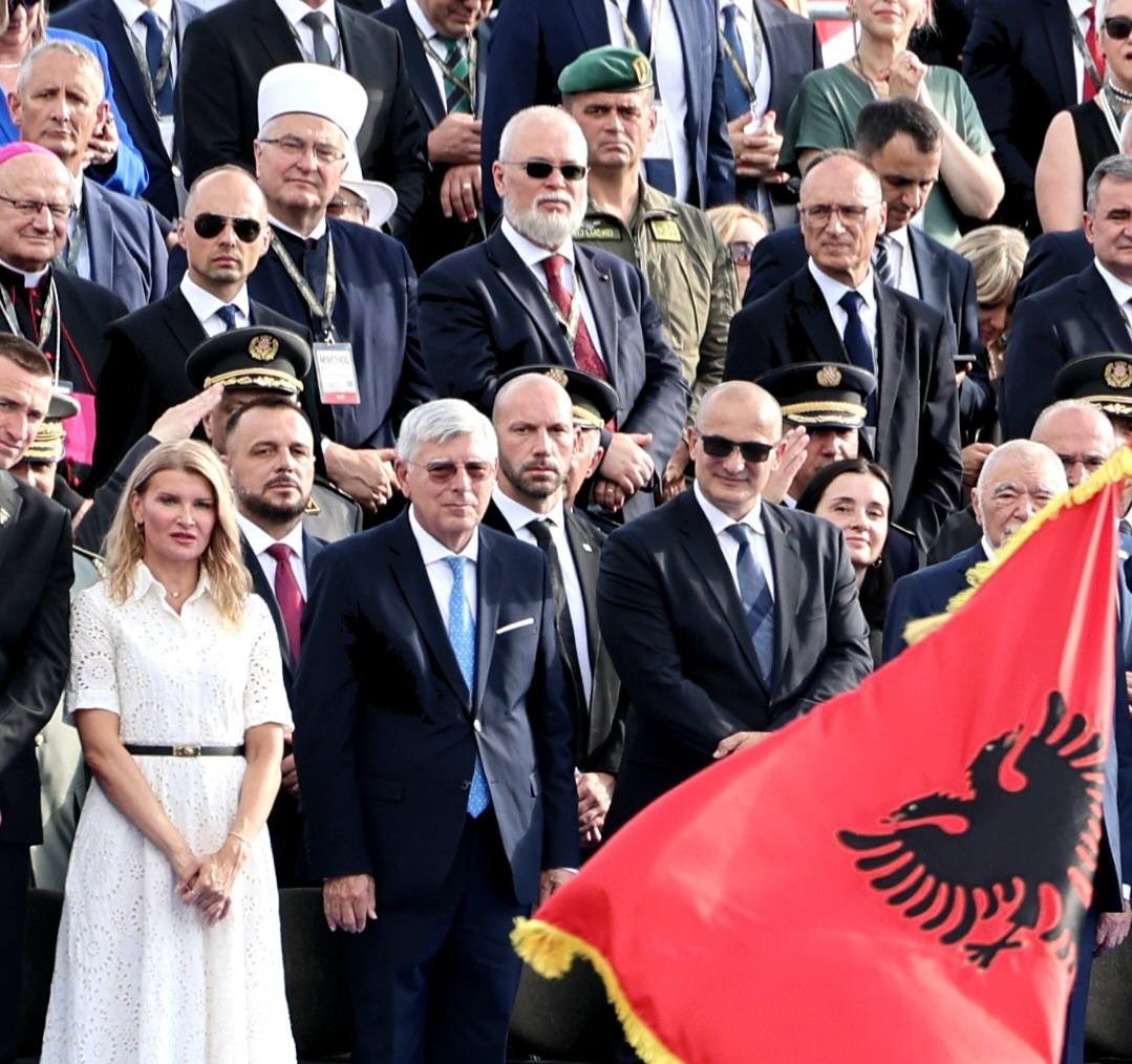 🇭🇷 Zagreb

Me rastin e 30-vjetorit të Ditës së Fitores dhe të Veteranëve, Shqipëria ishte mes të ftuarve të nderit në paradën ushtarake të organizuar në kryeqytetin kroat. Me ftesë të homologut të tij kroat, Shefi i Shtabit të Përgjithshëm të FA, gjeneral-lejtnant Arben Kingji,