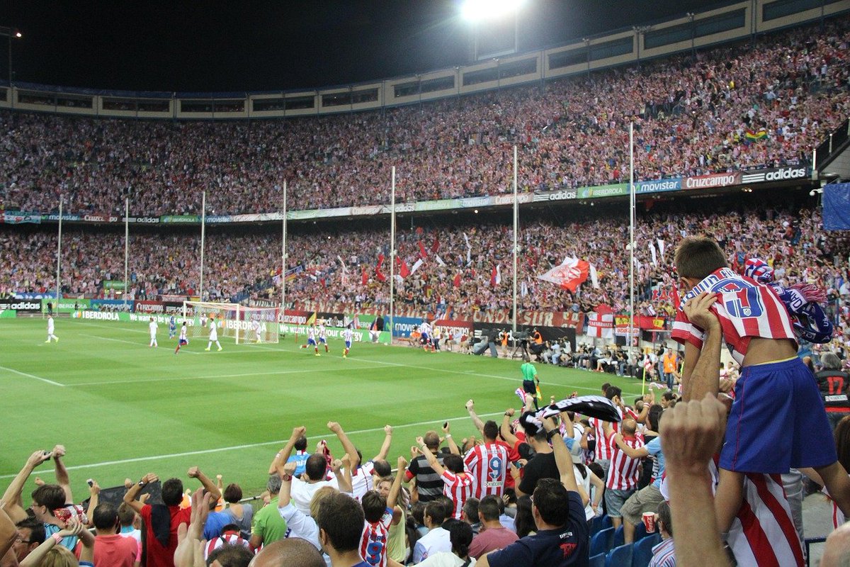 Uno de los tesoros del Calderón era tener ambas gradas superpuestas, generando un eco que salía disparado hacia el terreno de juego.

La horizontalidad de la grada del Metropolitano y la falta de superposición de gradas invita al sonido a perderse.

Pero tenemos LEDs y foodtrucks