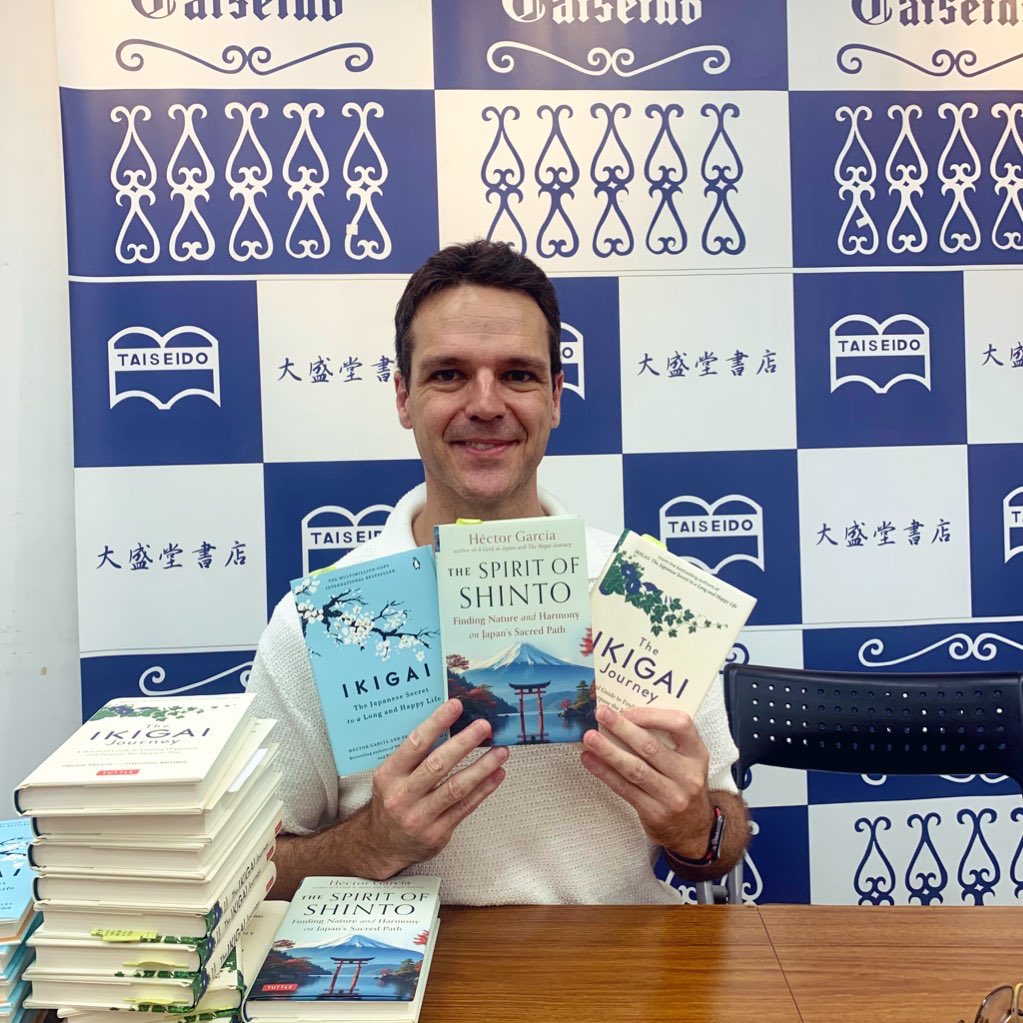 taiseido's tweet image. 【著者来店&amp;amp;サイン本】

世界的ベストセラー『#ikigai』シリーズ（Penguin Books / Tuttle Publishing）
の著者エクトール・ガルシアさんがご来店。サイン本をつくって頂きました！✒️

当店1階English Books棚にて展開中です📚

#HéctorGarcia #signedbooks #bestseller