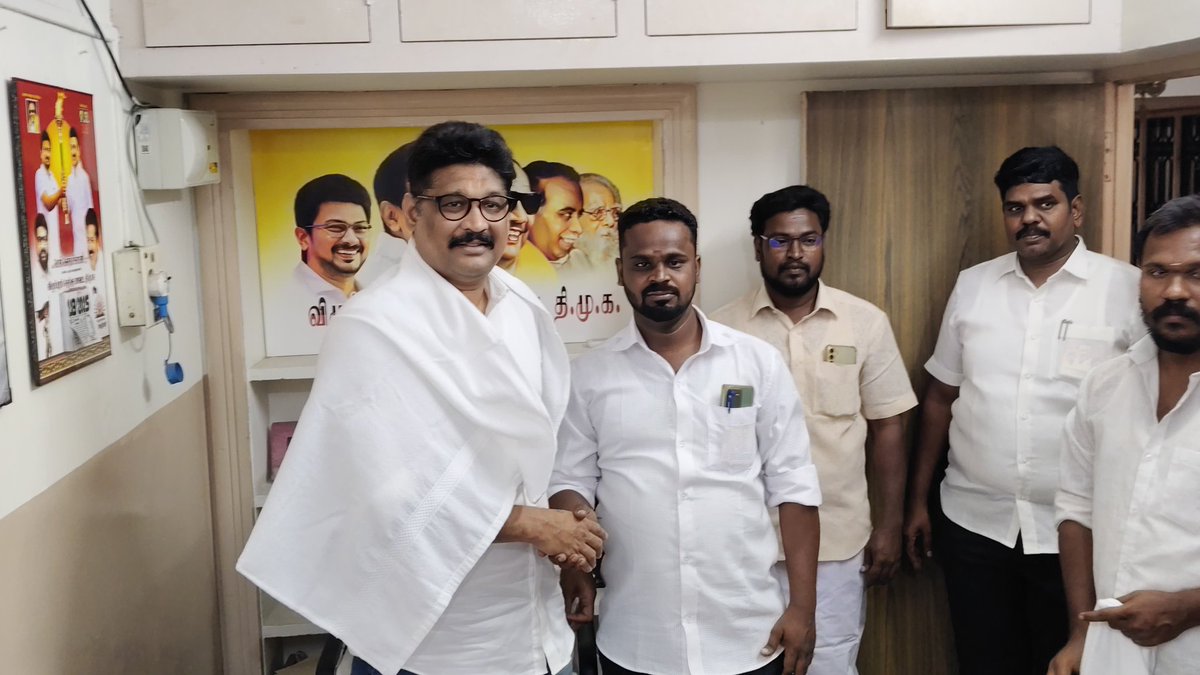 விழுப்புரம் தெற்கு மாவட்டத்திற்கு உட்பட்ட முகையூர் வடக்கு ஒன்றியத்தில் புதிதாக நியமிக்கப்பட்டுள்ள மாணவர் அணி அமைப்பாளர் மற்றும் துணை அமைப்பாளர்கள், என்னை சந்தித்து வாழ்த்து பெற்றனர் , மாவட்ட ஒன்றிய நிர்வாகிகள் உடன் இருந்தனர்.
