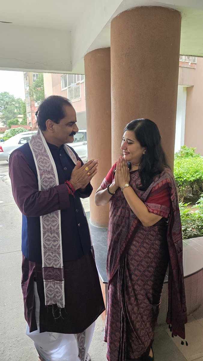 Gopal Jee Thakur (मोदी का परिवार) (@gopaljeebjp) on Twitter photo दिल्ली के माननीय सांसद श्रीमती बांसुरी स्वराज जी से अनौपचारिक मुलाकात हुई.....
<a href="/BansuriSwaraj/">Bansuri Swaraj</a> दिल्ली के माननीय सांसद श्रीमती बांसुरी स्वराज जी से अनौपचारिक मुलाकात हुई.....
<a href="/BansuriSwaraj/">Bansuri Swaraj</a>