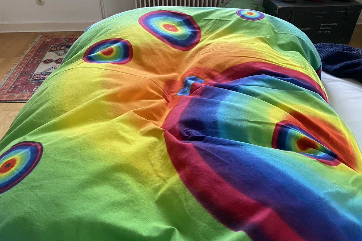 Ein Traum in Bettwäsche oder: Irgendwann ist mal jemand zu Ikea gegangen und hat diesen Bettbezug gekauft. Ob der zu schrägen Träumen führt 😉?