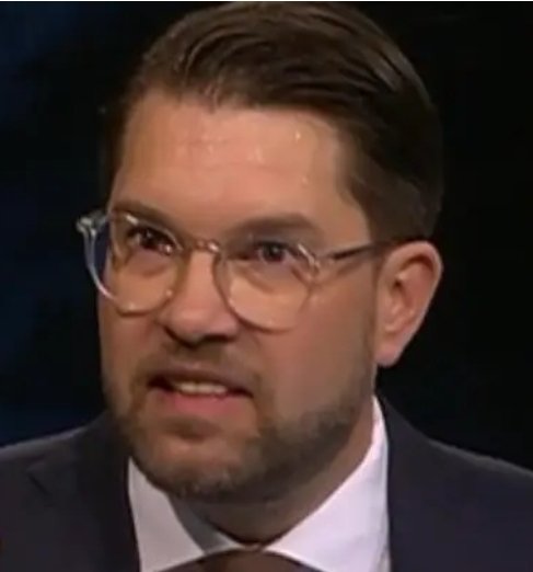 ‼️Varför uttalar sig inte Jimmie Åkesson om folkmordet i Israel? Dödstyst. Han är ju annars en pratmakare som lever på sin välsmorda trut. I övrigt har han aldrig haft ett vanligt jobb, inte gjort lumpen och inte tagit någon akademisk examen. Gick med i SD strax efter starten.