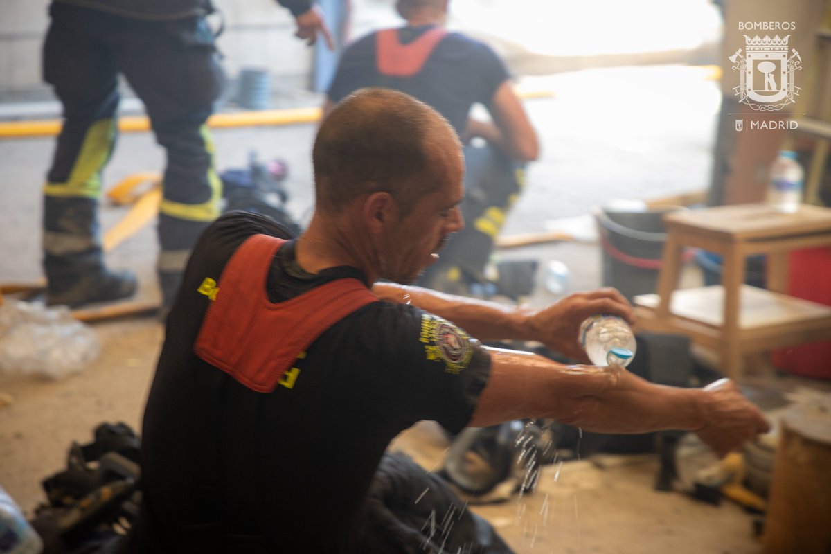 🌞+🌡️+🔥+👨‍🚒+EPI= Riesgo #GolpeDeCalor

Los primeros síntomas suelen aparecer de forma rápida y pueden ser graves si no se actúa a tiempo:

⛱️Busca un lugar fresco
👕Quita la ropa innecesaria
🥤Hidrata con gua fresca
🚿Aplica paños fríos o agua en cara, cuello, axilas e ingles