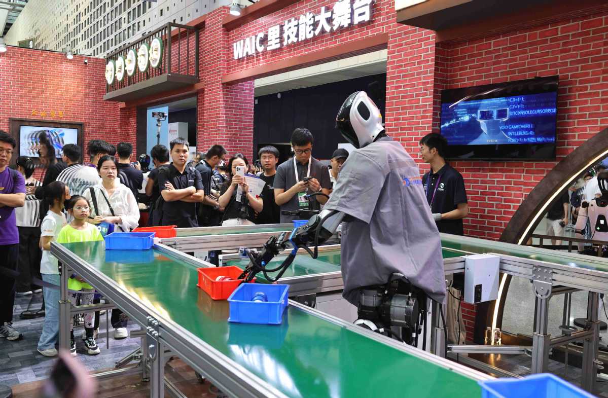 wheels_china's tweet photo. A Thursday #StateCouncil executive meeting approved a guideline on deeply implementing the #AIPlus initiative, calling for promoting the large-scale, commercial application of #AI and advancing its accelerated adoption and deep integration across various fields. https://t.co/JR1GHM7gT2