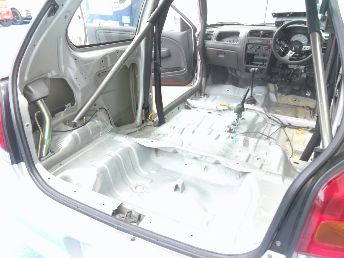 先日入庫の中古車
アルトHA23
ロールケージ、車高調、アルミホイール、マフラー付き
今日は
内装の掃除と塗装をして
綺麗にしてます