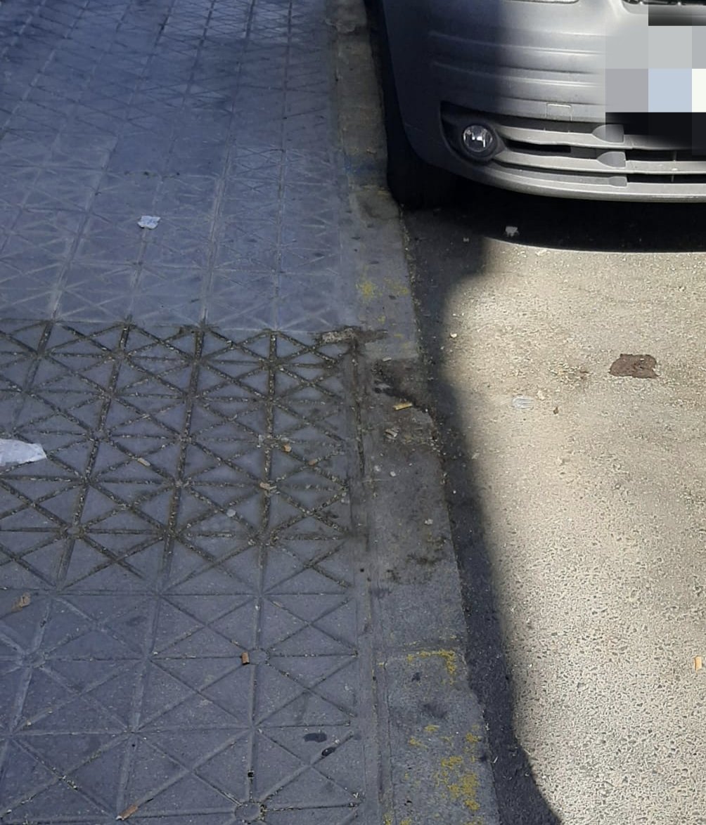 MacarenaVecinos's tweet photo. Así está la C/Juan de Astorga,llena de mierda literalmente a 20 MTS del @ParlamentoAnd.En verano parece que no se limpia bien...políticos de vacaciones? @eveliarincon @LipasamSevilla @ManuelLoreto17 @silviapozosan @AlvaroPimentelS @jlsanzalcalde @Ayto_Sevilla @PPDtoMacarena https://t.co/HkS23acsKb