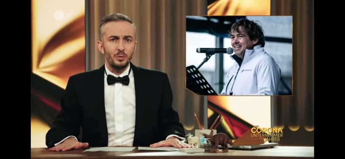 Diese Sendung von Jan Böhmermann war das Startsignal für die in der BRD beispiellose Verfolgung eines Oppositionellen – mit aller Härte des Staates. Michael Ballweg saß neun Monate unschuldig in Haft. Wann bittet das ZDF ihn um Entschuldigung? m.youtube.com/watch?v=n-aJ_O…