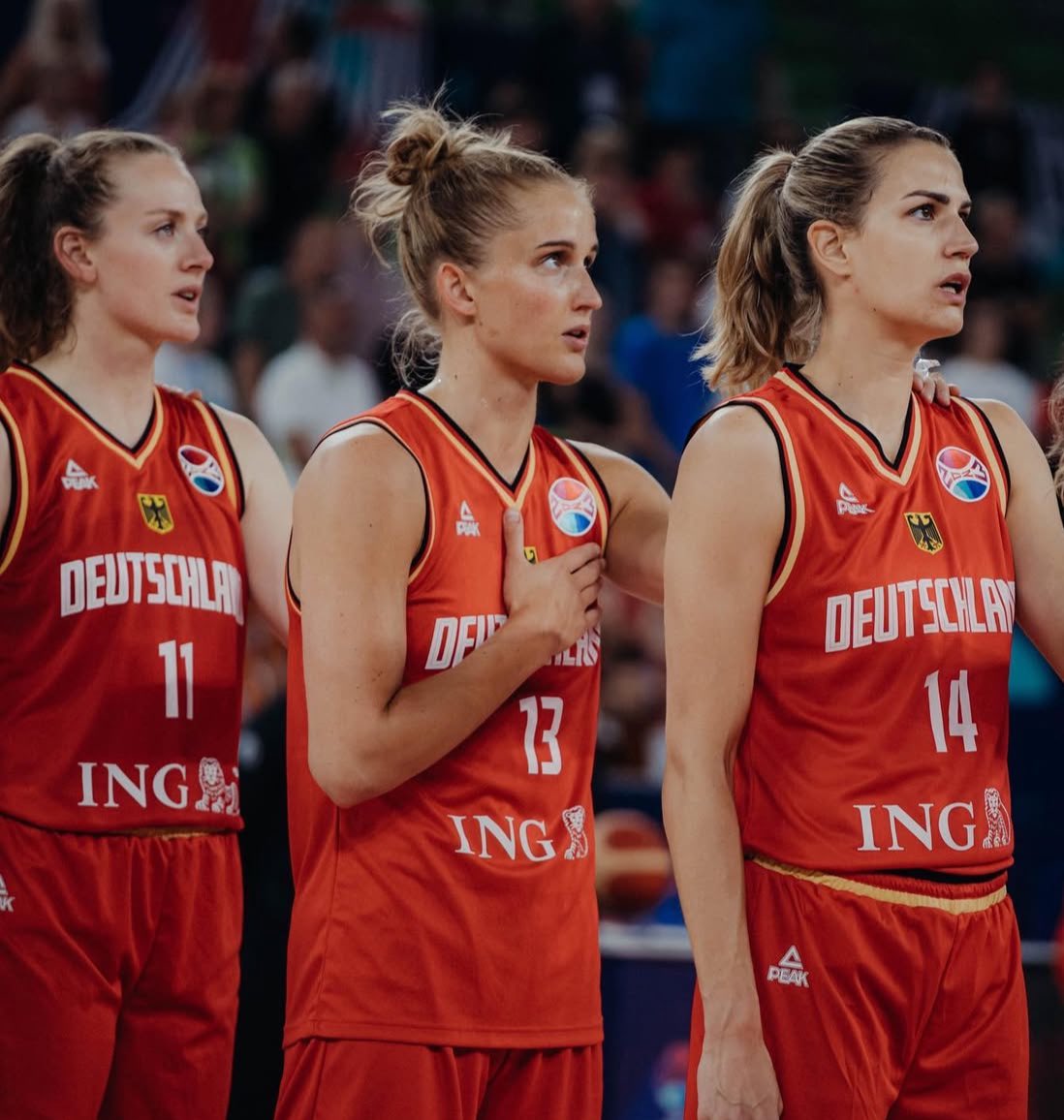 La Federación Alemana de Baloncesto ha decidido repartir la misma cantidad de premios en metálico a los equipos masculino y femenino (<a href="/dw_sports/">DW Sports</a>)

Dennis Schröder, estrella de la selección masculina, ha afirmado que “desde nuestro punto de vista, es justo”.

BRA-VO 👏🇩🇪