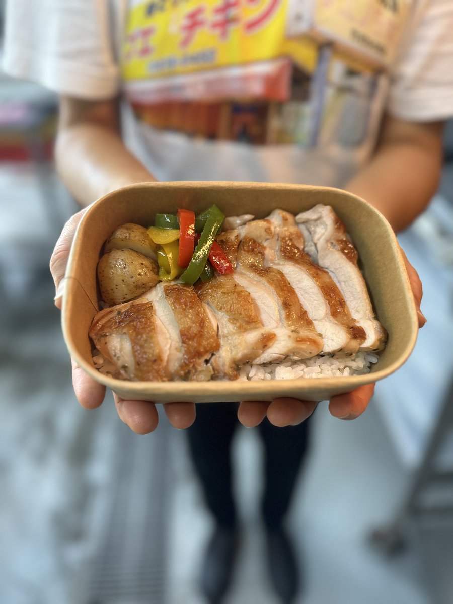 はいたーい！SNS担当なおみです🌺

本日より那覇空港の売店で
真空パックの販売がスタートしました‼️✈️

今まで売っていたチキン弁当が
保存しやすく、持ち帰るのに便利な真空パックに
変わりました！🍗❄️

サイズも1羽、1/2羽、1/4羽と３種類あるので