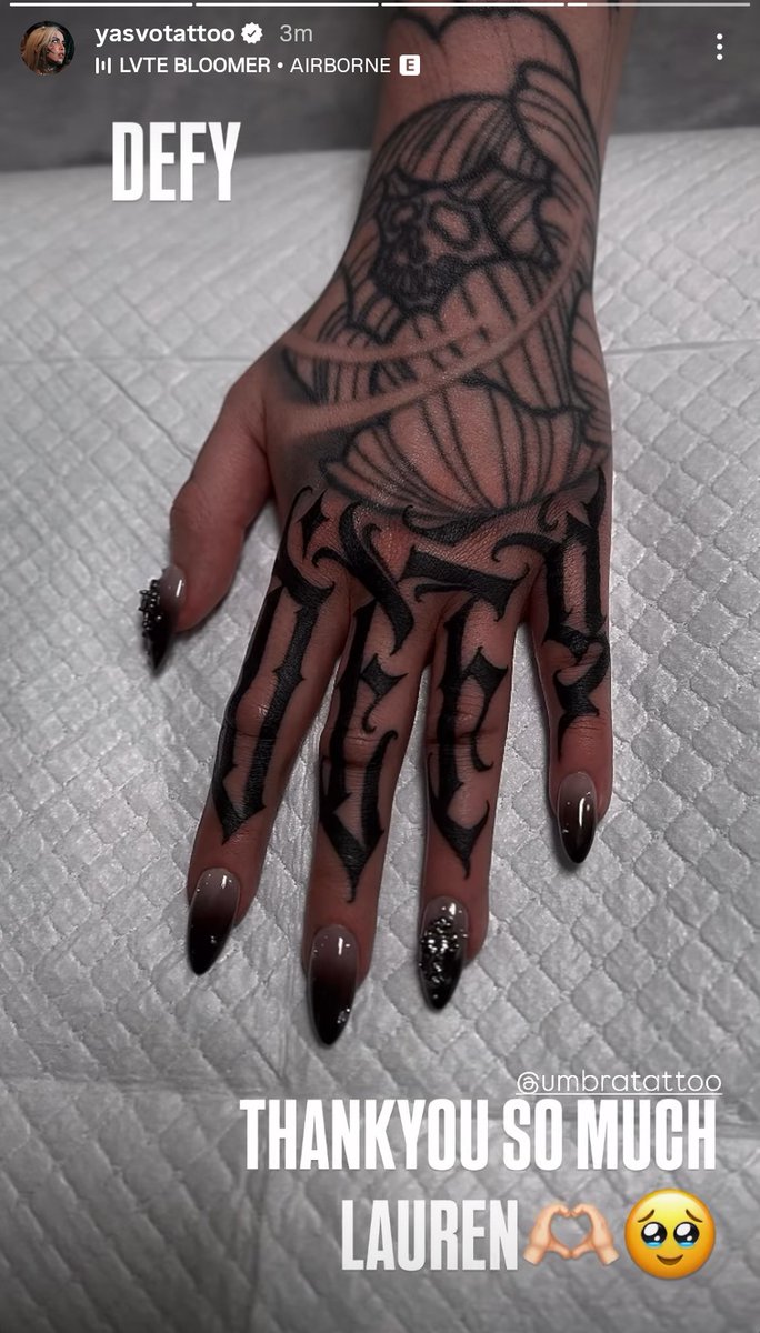 new tattoo alert, let's goooo 🫦

'DEFY' across the knucks, done by Yasvo at Umbra Tattoo