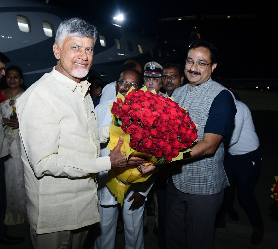 ఇంతకంటే ఇంకేం ఆధారాలు కావాలి జరిగిన ఎలక్షన్ ఒక ఫ్రాడ్ అని - ఫ్రౌడలెంట్ సర్వీస్ లో పార్టనర్ అయ్యినందుకే ఎక్సైజ్ రెవిన్యూ ప్రిన్సిపాల్ సెక్రటరీ పదవి లభించింది అని.

2024 ఆంధ్రా ఎలక్షన్ కమీషనర్ ముఖేష్ కుమార్ మీనా. (Aka Bolli Cawk zucker 💦)