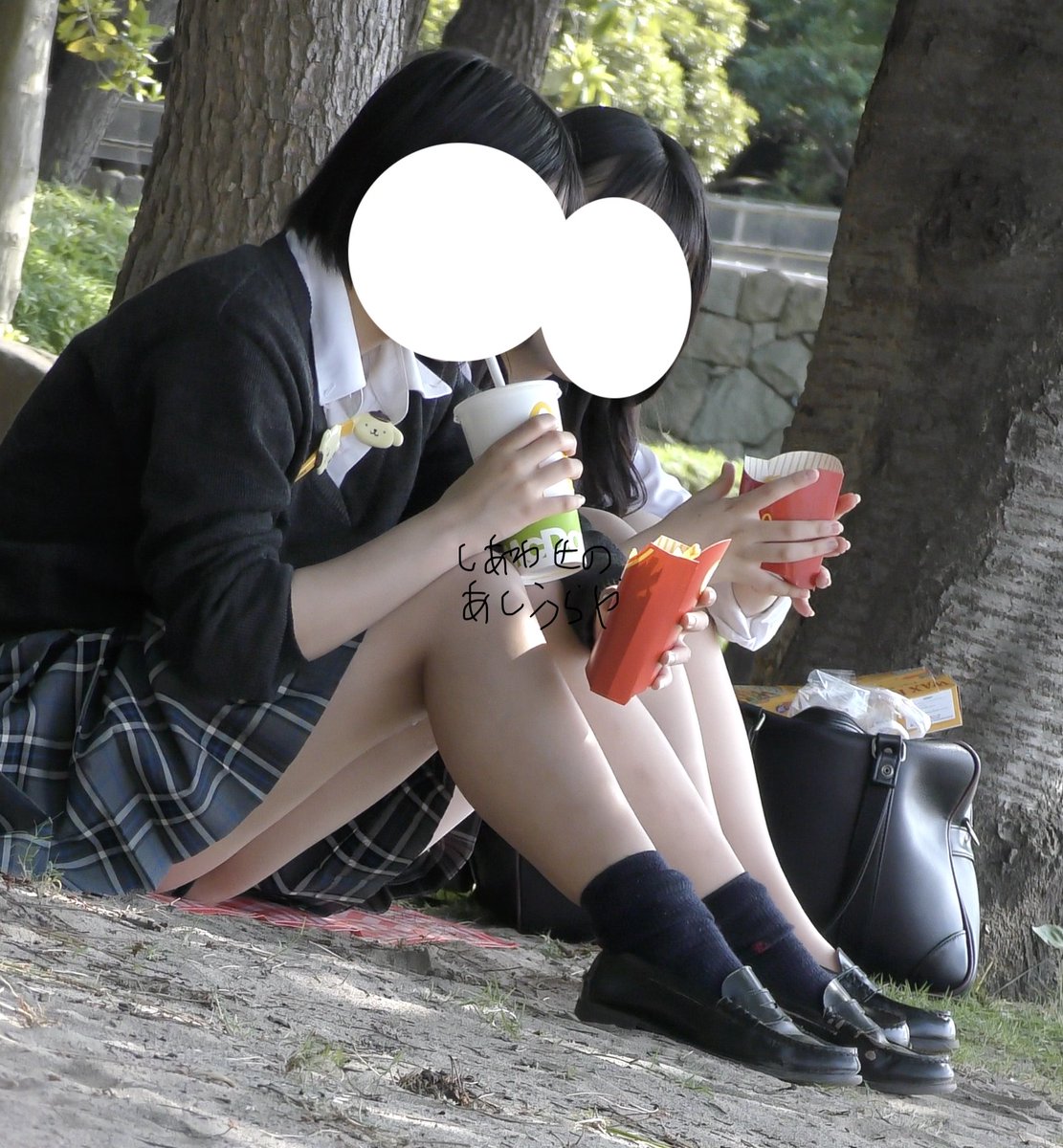 shiawaseashi's tweet photo. 夏の思い出です。
夏休み中の学生さん達に撮影させていただきました。

このローファーの中身が
気になる方はいいねお願いします。

許可済みです。 https://t.co/pQHJXCh2iL