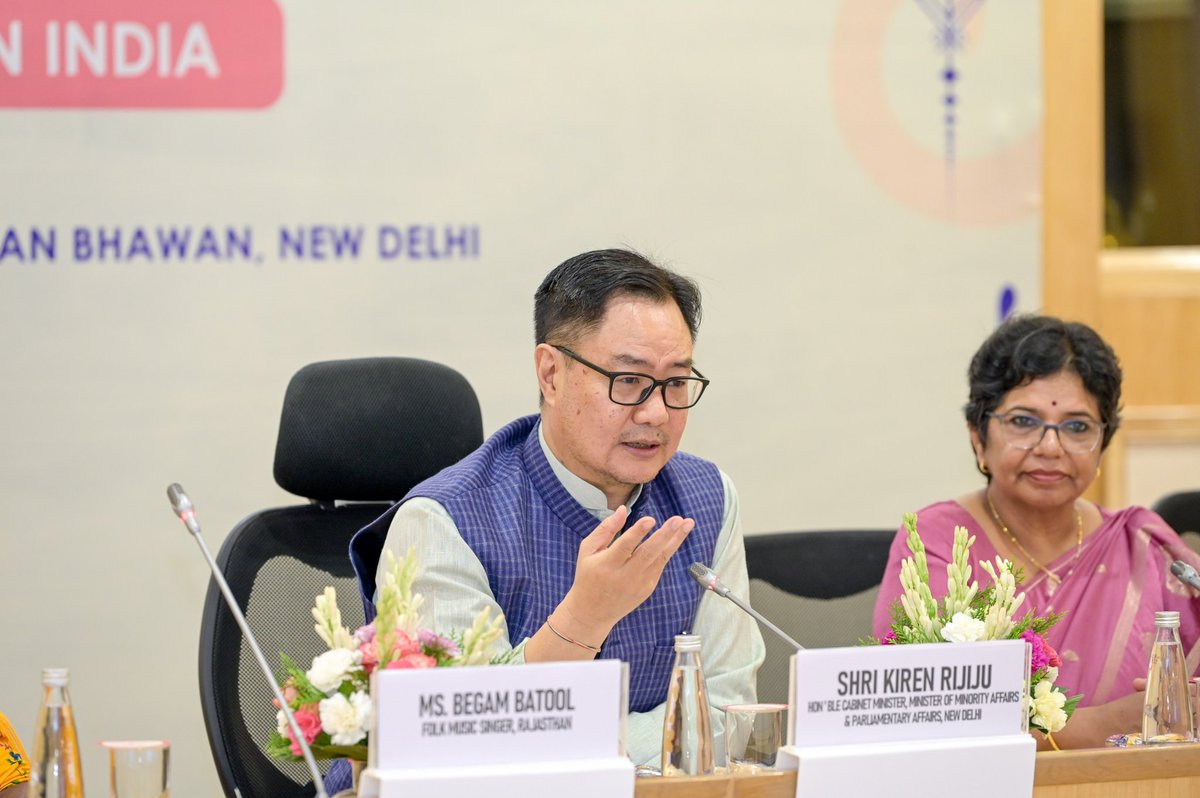RijijuOffice's tweet photo. माननीय केन्द्रीय संसदीय कार्य एवं अल्पसंख्यक कार्य मंत्री श्री @KirenRijiju जी आज राष्ट्रीय महिला आयोग द्वारा विज्ञान भवन नई दिल्ली में आयोजित "भारत में मुस्लिम महिलाओं के अधिकार" से जुड़े विमर्श में मुख्य अतिथि के तौर पर शामिल हुए। इस आयोजन में आयोग की अध्यक्षा श्रीमती @VijayaRahatkar जी, दिल्ली हज कमेटी की अध्यक्षा @Kausarjahan213 व @BJP4India के राष्ट्रीय प्रवक्ता @Shehzad_Ind जी और लोकगायिका बतूल बेगम जी भी उपस्थित रहीं।

@NCWIndia 
@MOMAIndia