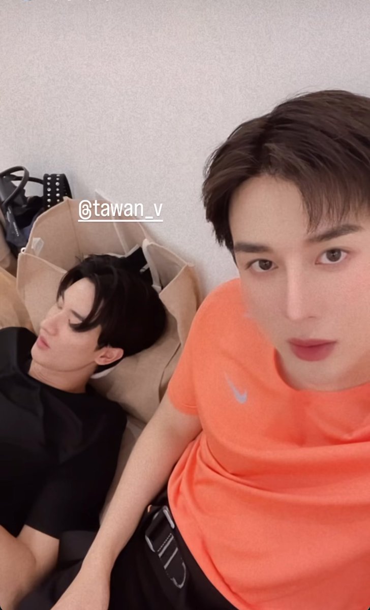 polcadoties's tweet image. oh are they filming that arm share 91 vs bo gang again?????

#Tawan_V #Fourthnattawat