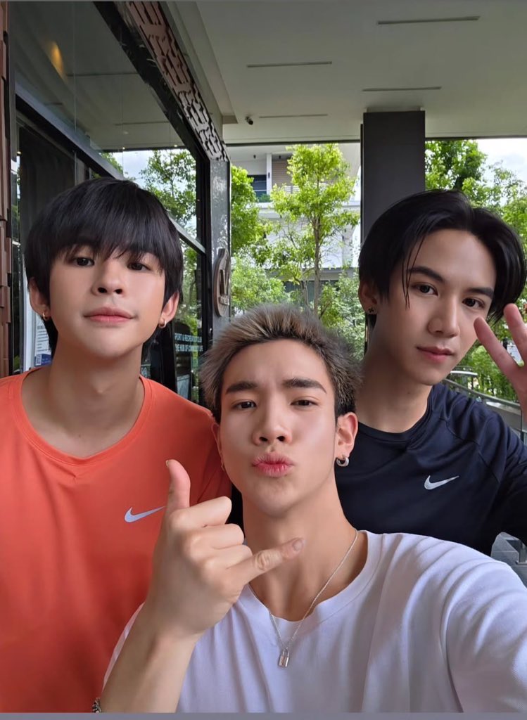 polcadoties's tweet image. oh are they filming that arm share 91 vs bo gang again?????

#Tawan_V #Fourthnattawat