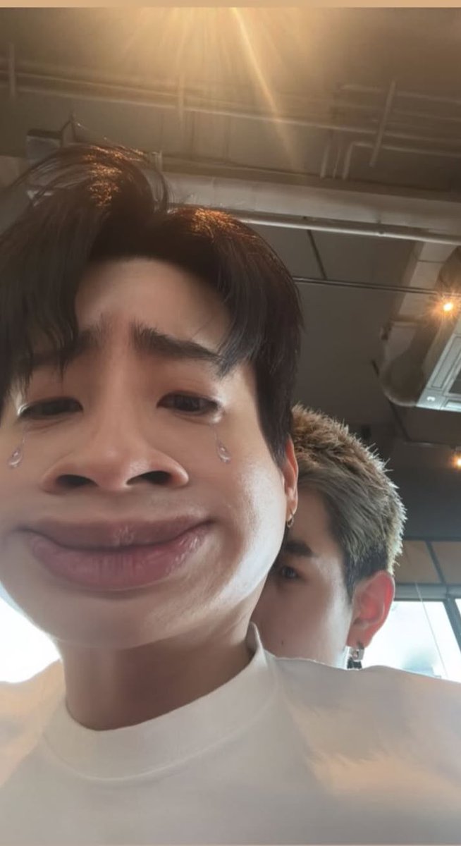 polcadoties's tweet image. oh are they filming that arm share 91 vs bo gang again?????

#Tawan_V #Fourthnattawat