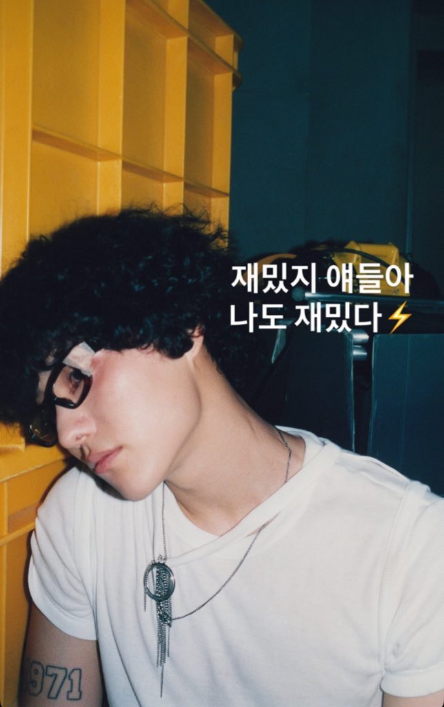 테이프 감긴 스퀘어 안경 제발 너무 좋아