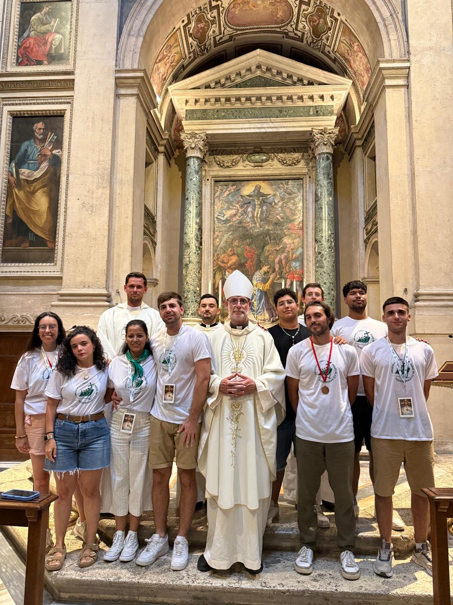 "Estimats germans que confirmeu d’una manera solemne la vostra fe aquí a Roma, al costat de Maria, aquí on el record del papa Francesc es fa ben present; no tingueu por de viure per Crist i amb Crist".
Confirmacions de quatre joves de la diòcesi a Santa Maria la Major, a Roma.