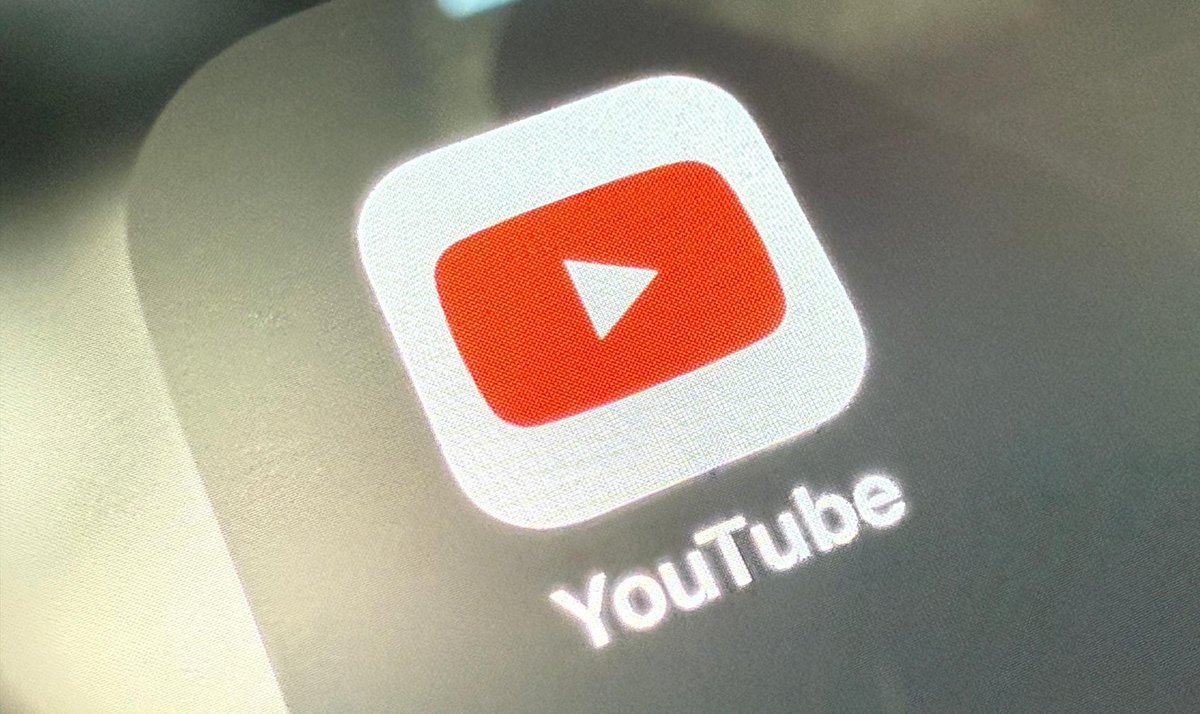 SmartRobo_'s tweet image. YouTube is rolling out AI to identify teen users, boosting protections like disabled personalized ads and wellbeing tools for younger audiences. Safeguarding youth just got smarter! engadget.com/entertainment/…