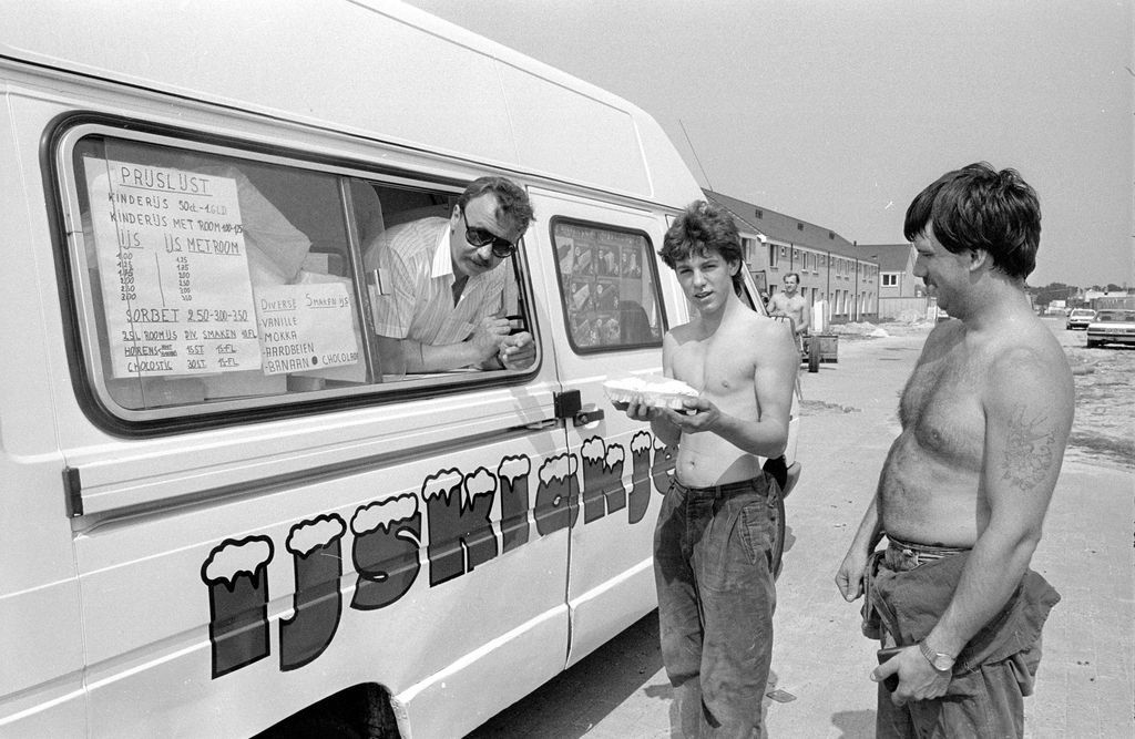 #Fotovrijdag Bouwvakkers halen een ijsje bij de Belgische ijscoboer IJsklokje in 1988 in #Tilburg [Foto: Fotopersbureau van Eijndhoven]