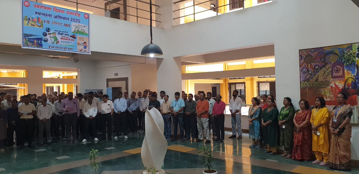 🚆 As part of #SwachhataAbhiyan,
Shri Rajesh Kumar Verma, DRM/Pune administered the Swachhata Pledge at DRM Office today, along with all Branch Officers and railway staff at DRM Office Pune

Commitment to a #SwachhRailSwachhBharat begins with us. 🇮🇳
#PuneDivision 
#CentralRailway