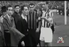 ZZiliani's tweet photo. Correva l'anno 1961 e Umberto Agnelli, presidente FIGC, fece rigiocare Juventus-Inter sospesa per invasione di campo e vinta dall'Inter a tavolino. Per protesta Moratti mandò i ragazzini, finì 9-1
Al Comunale di Torino i tifosi bianconeri entrati a migliaia sfuggendo ai controlli non potendo trovare posto in tribuna si rovesciarono a bordo campo: l'arbitro Gambarotta fu così costretto a sospendere il match e l'Inter, come da prassi, ebbe partita vinta 2-0 a tavolino. Ma la Juventus del presidente Umberto Agnelli presentò ricorso alla FIGC del presidente Umberto Agnelli e Umberto Agnelli ne ordinò la ripetizione: e fu subito bufera

Come chi mi segue sa, mi è capitato spesso occupandomi di calcio di dover correggere e trasformare l’acronimo FIGC (Federazione Italiana Gioco Calcio) in FJGC (Federazione Juventina Gioco Contaminato). La subalternità che l’ente federale ha sempre mostrato nei riguardi della Real Casa coprendone le malefatte o colpendola con sanzioni ridicole quando l’evidenza dei comportamenti illeciti di Madama era tale da rendere inevitabili inchieste e processi, è un fil rouge che ha attraversato i decenni e che ha toccato il culmine negli anni di Calciopoli quando Luciano Moggi - furono i giudici a dirlo - vestì i panni del vero padre padrone della FIGC muovendo i suoi dirigenti e i suoi funzionari come tanti burattini al servizio degli interessi della Juventus.

Ma se Moggi negli anni a cavallo tra i due secoli, dal 1994 al 2006, in FIGC era il presidente ombra, quello che si muoveva dietro le quinte tramando e complottando all’insaputa dei più, ci fu un momento in cui questo avvenne alla luce del sole: un intermezzo durato due anni, dal 10 agosto 1959 al 7 agosto 1961, nel corso del quale sulla poltrona di presidente federale venne insediato in piena ufficialità il presidente della Juventus, l’allora giovanissimo (24 anni al momento della nomina) Umberto Agnelli fratello minore dell’Avvocato: un po’ come se oggi Marotta, presidente dell’Inter, fosse anche presidente federale; come se De Laurentiis, presidente del Napoli, fosse anche il numero uno della FIGC.

Ebbene: bastarono due anni al rampollo della famiglia Agnelli per architettare e mettere a segno il colpo dei “soliti noti”, la sconcezza delle sconcezze, la madre di tutti gli scandali del calcio italiano...

(l'articolo continua su  https://t.co/l4gP5JEXPE
Se ancora non conosci il mio account "Palla Avvelenata", vieni a dargli un'occhiata: e valuta la possibilità di abbonarti. Con 6 euro al mese o 60 all'anno mi sosterrai in questo mio lavoro di giornalismo-verità e avrai ogni giorno una buona lettura e un'informazione libera che nessuno ti dà, anzi che ti viene nascosta)