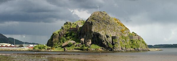 Pictish king Onuist and Eadberht, king of the Northumbrians, led their respective armies to Dumbarton Rock #OTD in 756, where the Clyde Britons agreed to a treaty, perhaps involving the payment of tribute as a grudged but necessary alternative to violence. 📸Eddie Mackinnon