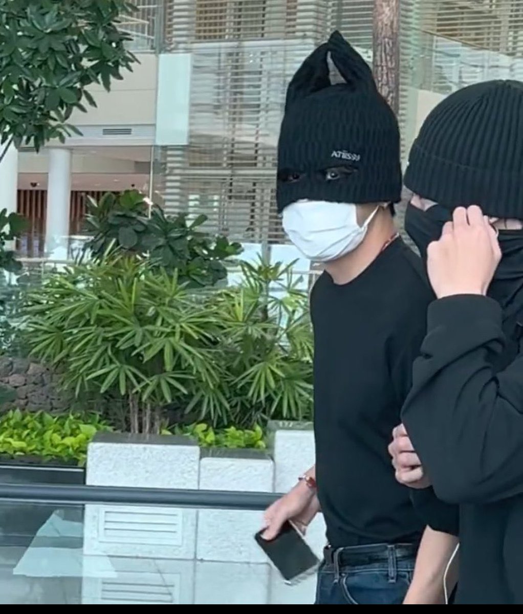 Taehyungimpact's tweet image. HE REALLY WORE IT LIKE A BATMAN 😭😭