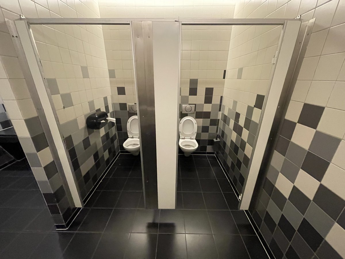 Nouveau concept à #BelvalPlaza dans les chiottes H. Pas de porte. Tu poses ta crotte en parlant aux gens qui vont aux urinoirs. Ils sont tellement dans le turfu 😎 #Luxembourg