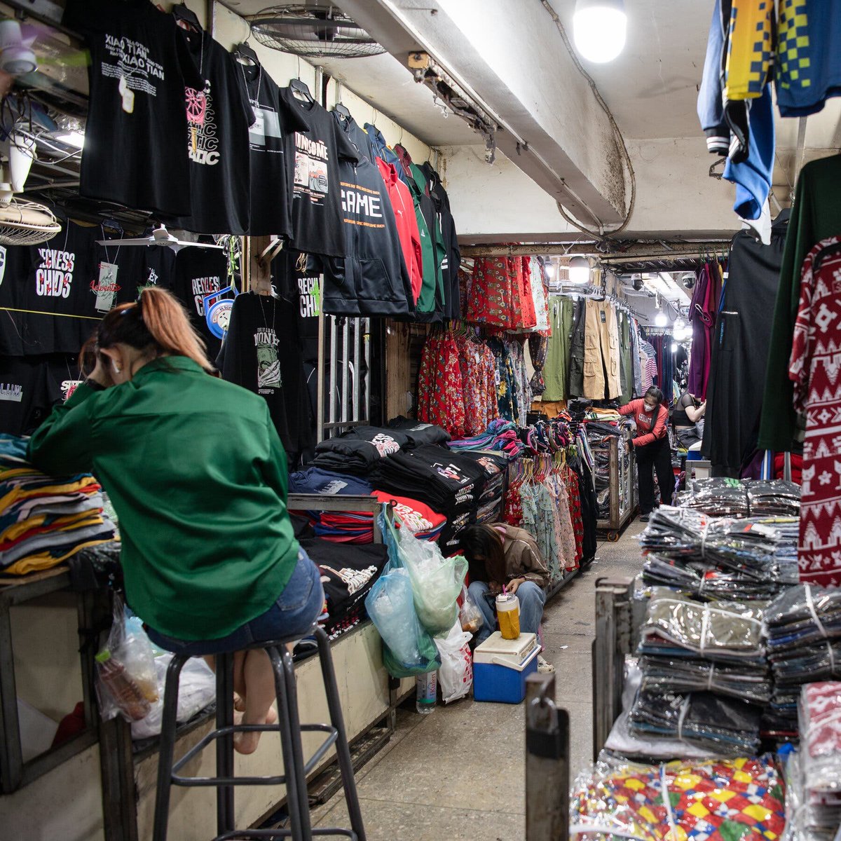 柬埔寨被美国同意降低关税，让柬埔寨残弱的经济松了一口气。 最初的税率为49%，后来降至19%，缓解了人们对该国服装和鞋类生产行业遭受严重打击的担忧。  美国和柬埔寨周五达成贸易协议，对柬埔寨商品征收