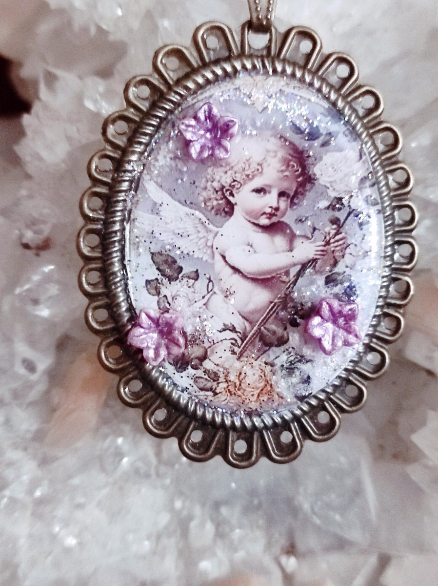 Collier angelot protecteur la pureté des anges dans le jardin de l'Eden, cadeau romantique et Shabby chic de chérubin enfant tendresse etsy.me/4mkDeAr via <a href="/Etsy/">Etsy</a> 
REMISE 
frenchjewelryvintage.etsy.com/listing/430712…